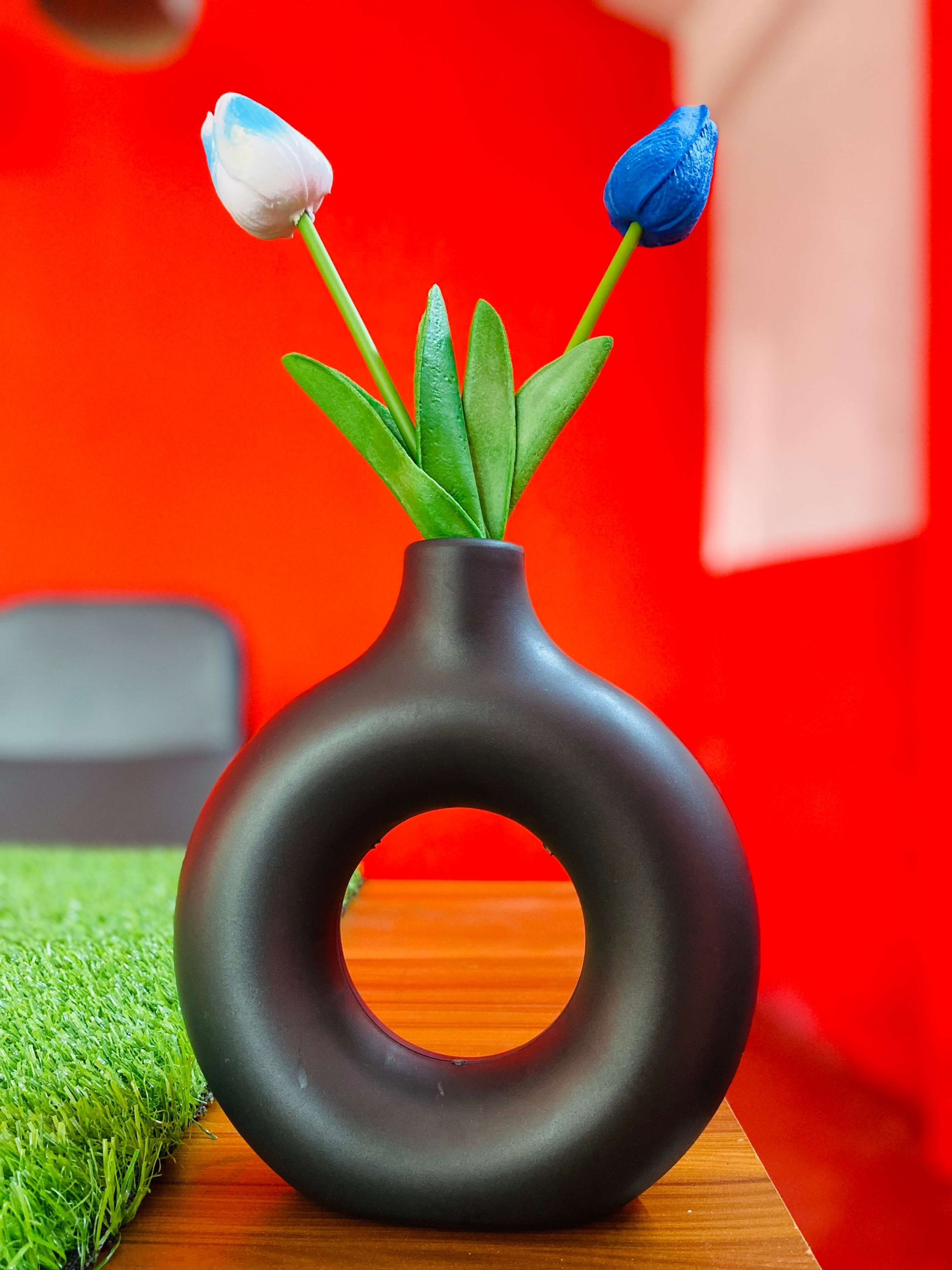 Modern Donut Flower Vase with Artificial Tulip Combo - Image 3